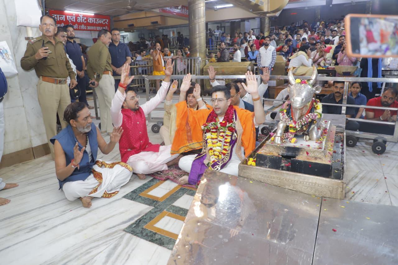 Raghav Chadha was seen chanting mantras during his visit to the Mahakal Temple, embracing a moment of deep devotion and spiritual calm.